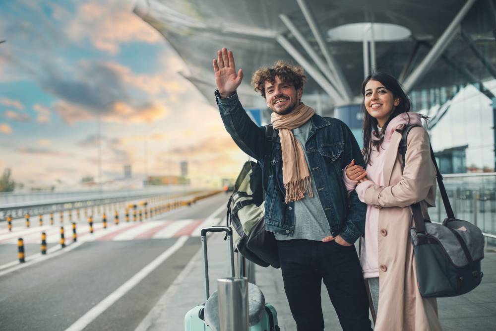 couple demandant un taxi